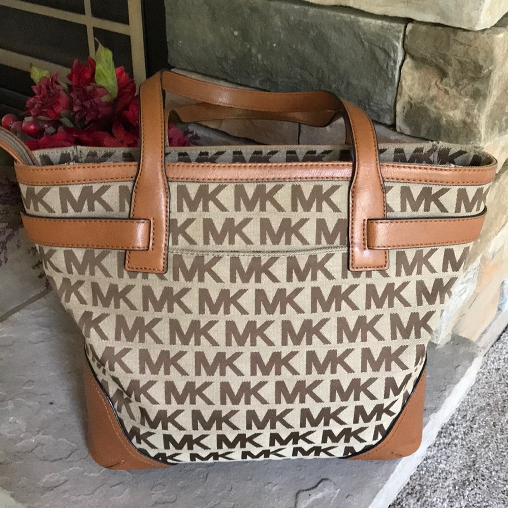 Michael Kors Millbrook Shoulder Tote 🌺🌺 - Picture 2 of 8